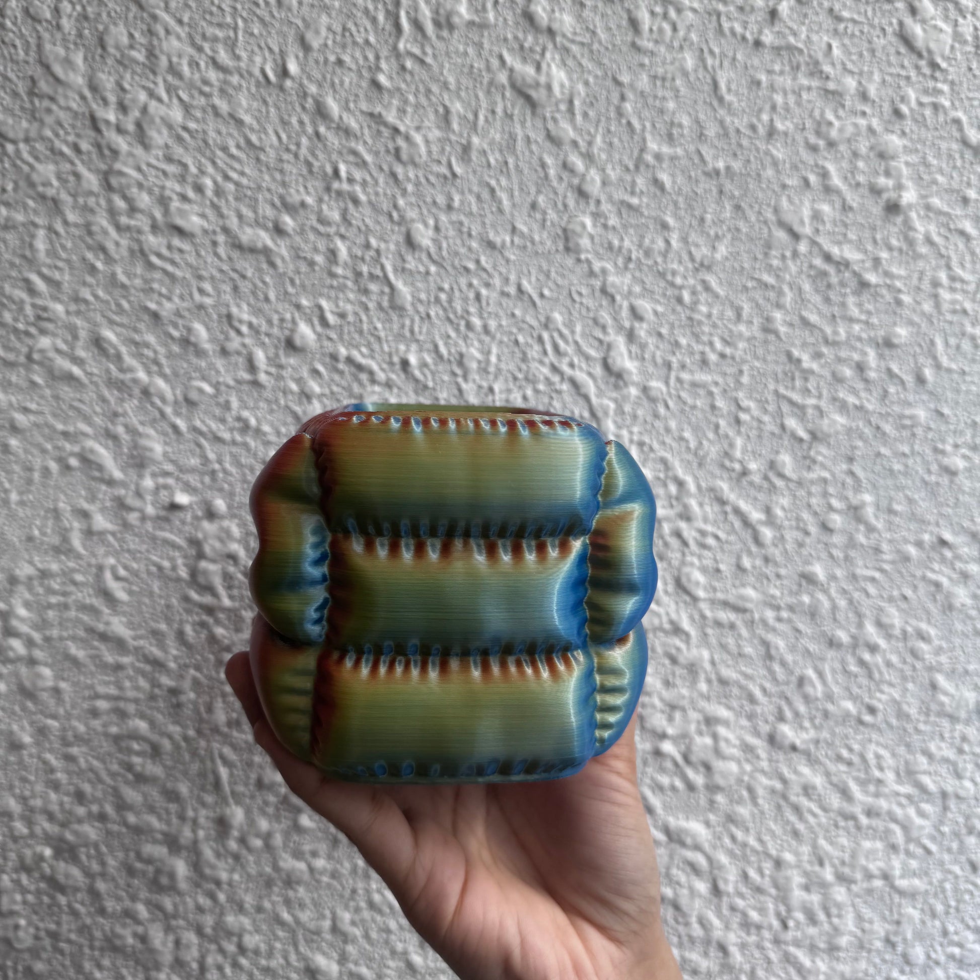 Bowtie Vanity Pot — colour-changing 3D printed makeup brush & desk holder